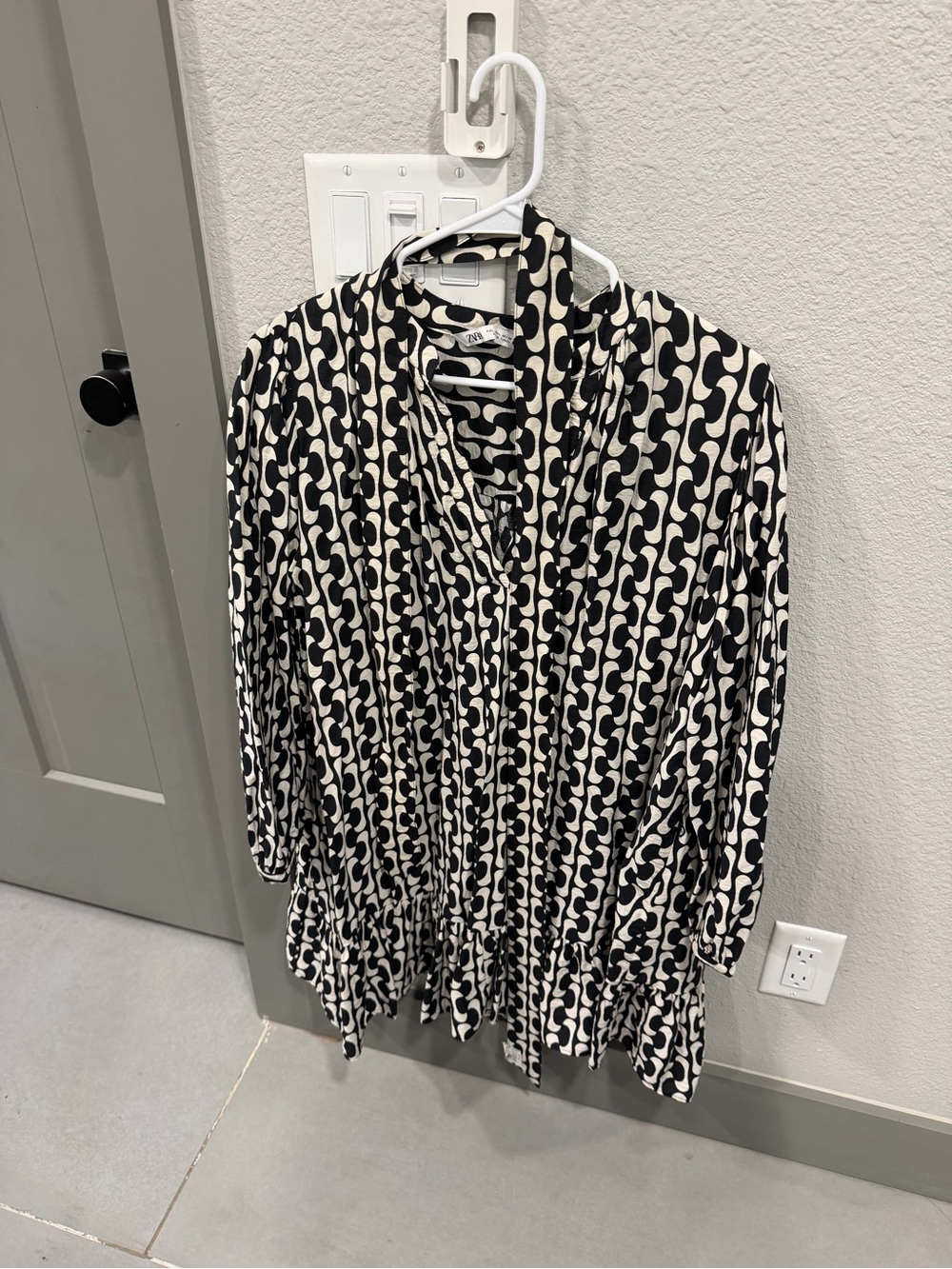 Zara Black & White Wavy Geometric Mini Dreas